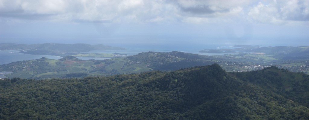 Presqu'île de la Caravelle. ( sur la gauche)                                                                                                                                                     Pointe Jean-Claude , Pointe-Banane, Pointe-Rouge et l'îlet Chancel